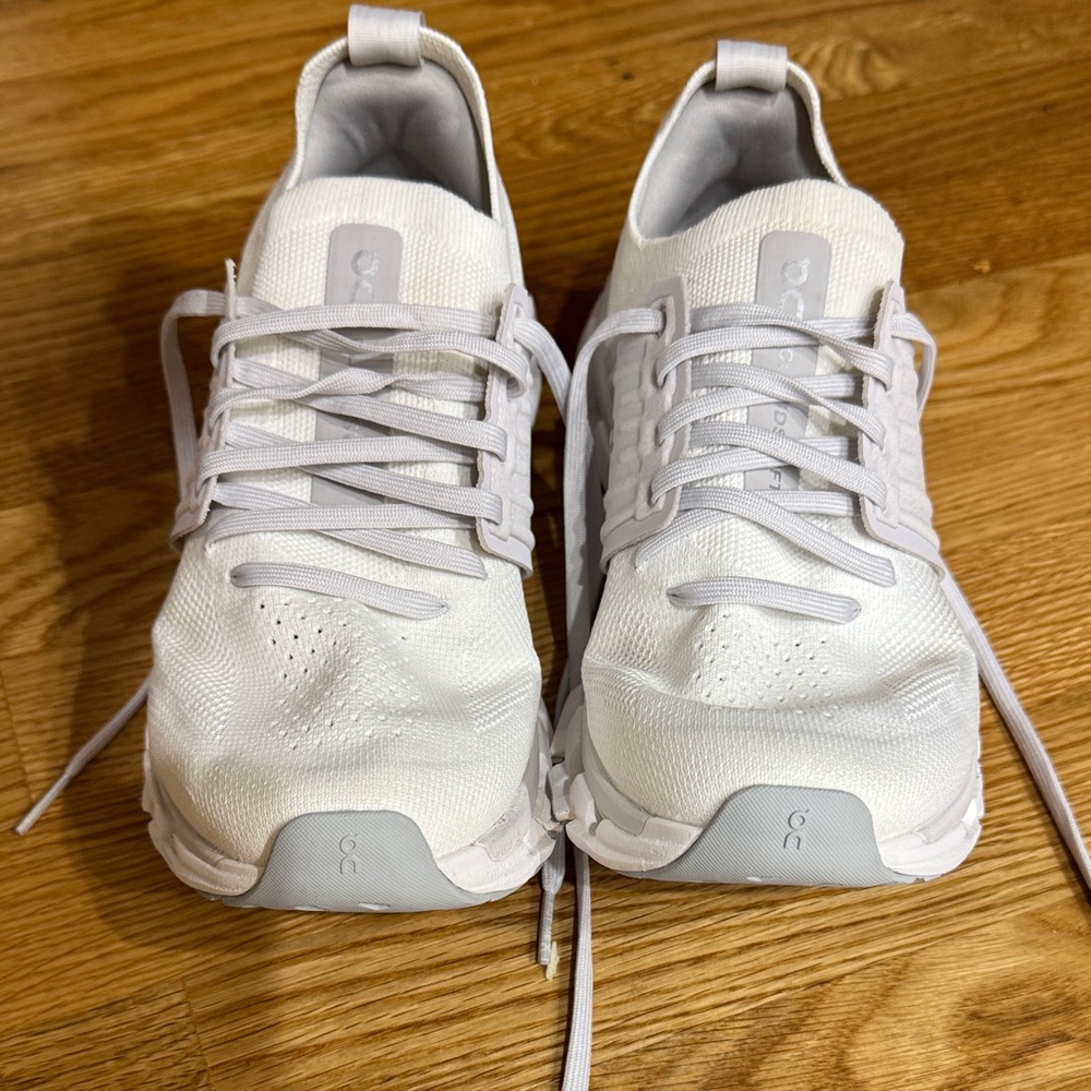 OnCloud Swift Running White Sneakers